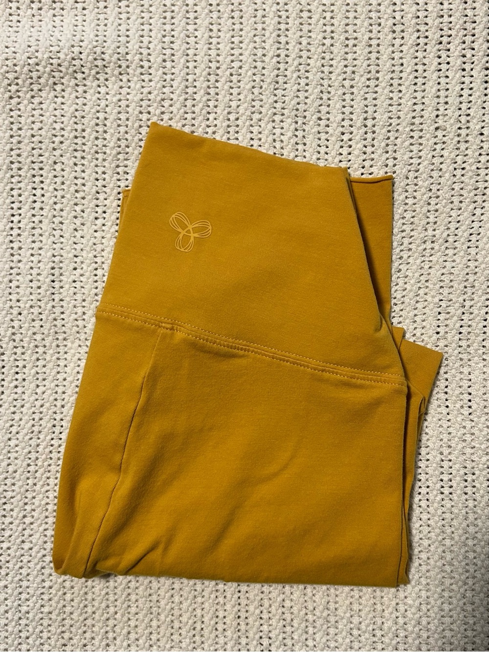 Aritzia TNA Women’s Mustard Capris